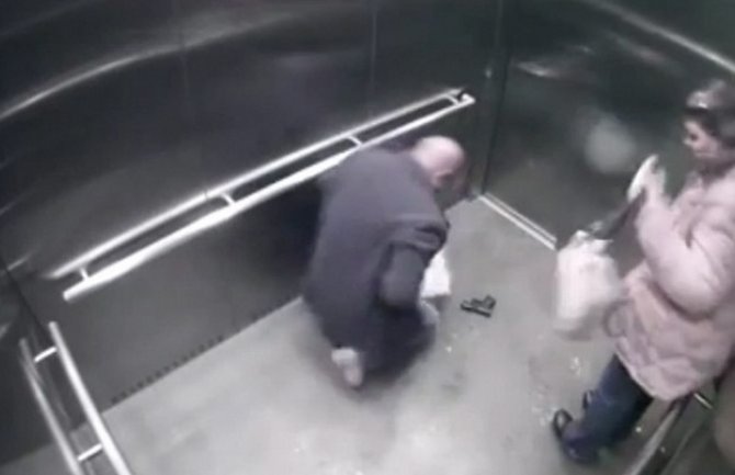 Američki policajac se slučajno pucao u stomak