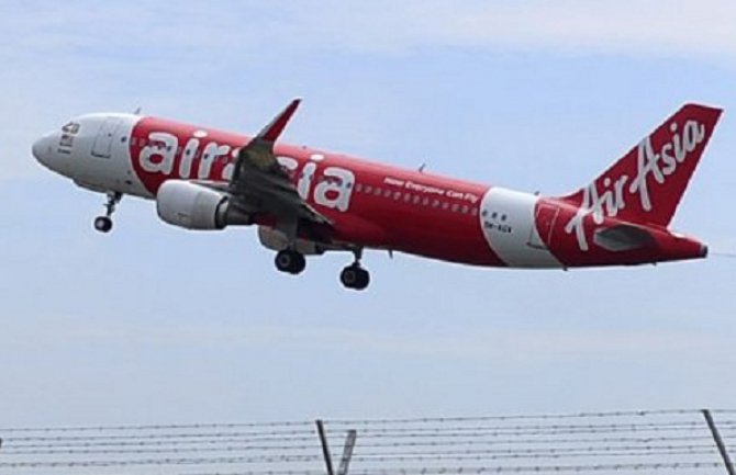  Kopilot upravljao avionom 