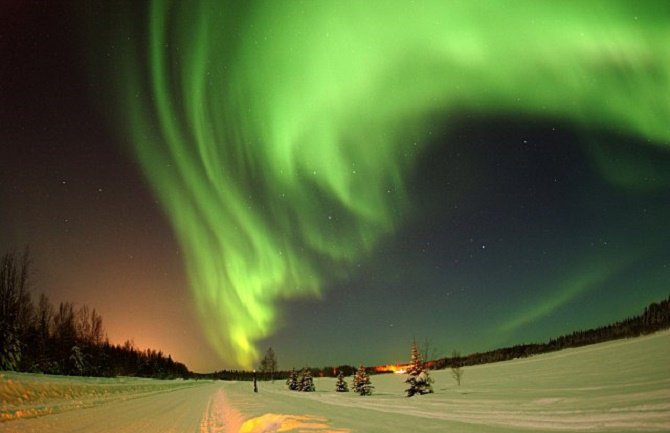 Polarna svjetlost okitila nebo nevjerovatnim bojama (VIDEO)