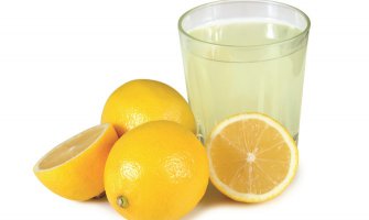 Evo zašto biste  trebali započeti dan čašom vode s  limunom
