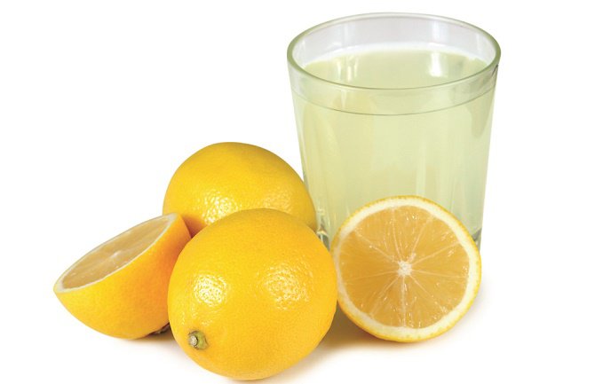 Evo zašto biste  trebali započeti dan čašom vode s  limunom