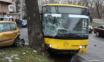 Beograd: Autobus udario u drvo