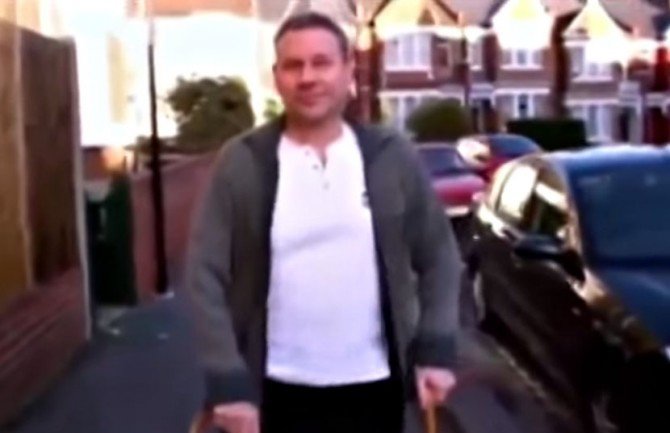 On ima 49 godina, a tek sad je izgubio nevinost! I to uživo, pred kamerama! (VIDEO)