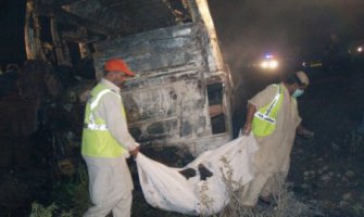 57 mrtvih u sudaru autobusa i cisterne