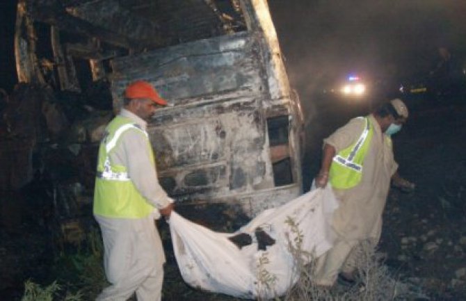 57 mrtvih u sudaru autobusa i cisterne