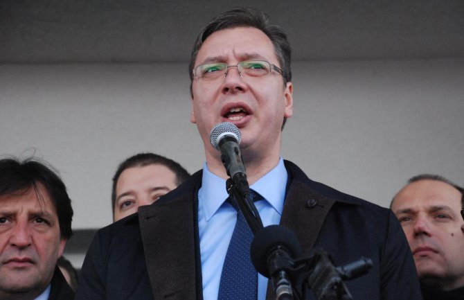 Vučić: Ostanite na svojim ognjištima i volite Srbiju