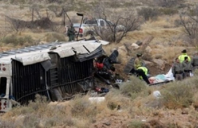 Deset zatvorenika  poginulo u sudaru autobusa i voza
