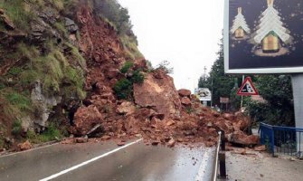  Saobraćaj u prekidu zbog odrona