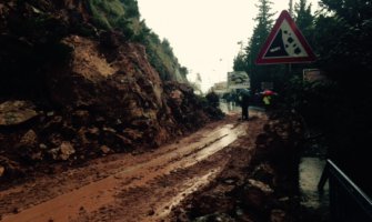 Vozači u šoku gledali kako stijene padaju