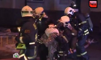 Moskva: Skokom sa sedmog sprata spasio sina! (VIDEO)