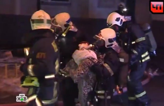 Moskva: Skokom sa sedmog sprata spasio sina! (VIDEO)