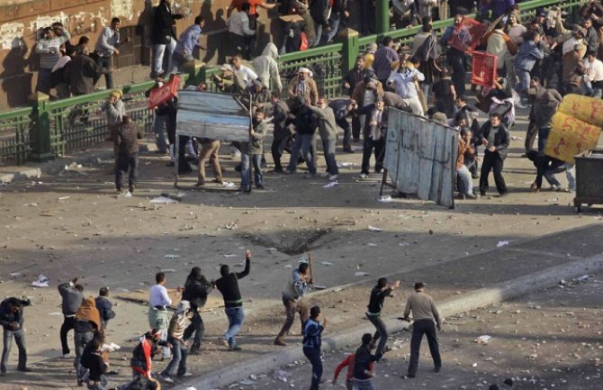  Sukob policije i protivnika egipatskog režima na ulazu u Trg Tahrir