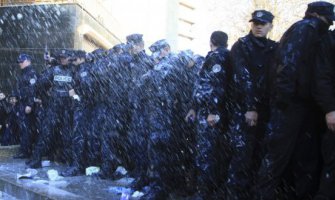 Priština: U nasilnim protestima povrijeđeno 19 policajaca i dva civila