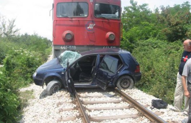 U sudaru voza  i automobila, pet povrijeđenih