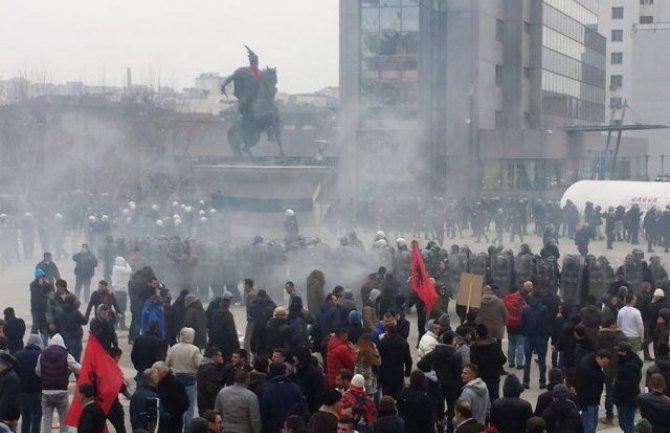  Policija suzavcem rasteruje demonstrante u Prištini