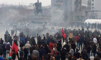 Oko 100 povrijeđenih i 160 uhapšenih demonstranata u Prištini