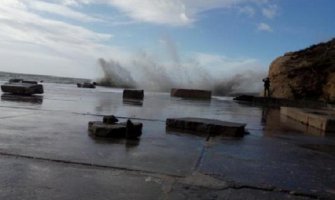 Nevrijem: Oštećena skela, plaže prekrila trava