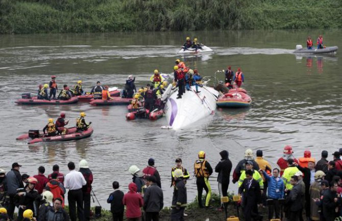 Putnički avion se srušio u rijeku, stradalo najmanje 26 osoba, a 17 nestalo