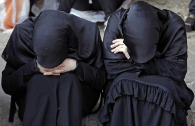 IS: Žene sa devet godina da se udaju, kozmetički saloni 