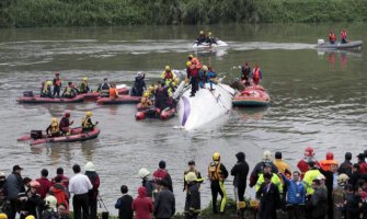 Pilot pronađen sa komandama aviona u ruci