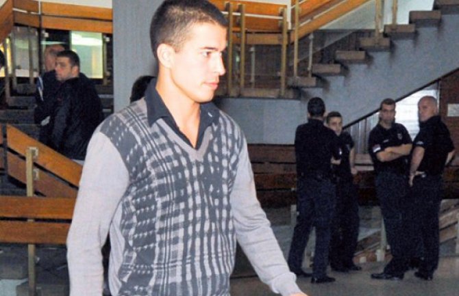 Manekenu Damjanu Peroviću  9 mjeseci zatvora zbog nanošenja lakših tjelesnih povreda B.M.