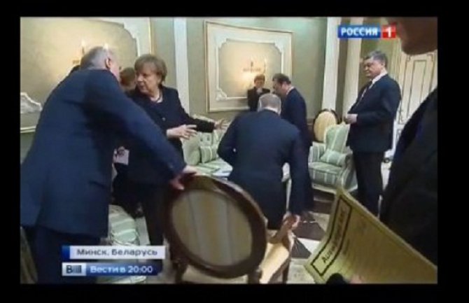 Lukašenko izmakao stolicu Putinu (VIDEO)