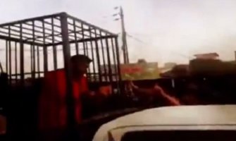 Džihadisti u kavezima voze Pešmerge kroz Kirkuk 