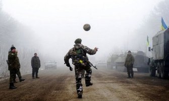 Situacija se smiruje, vojnici igraju fudbal