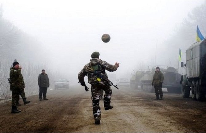 Situacija se smiruje, vojnici igraju fudbal