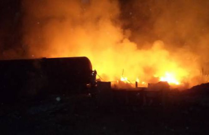 SAD: Zapalio se voz sa naftom