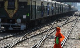 Tek rođena beba ispala iz voza na prugu