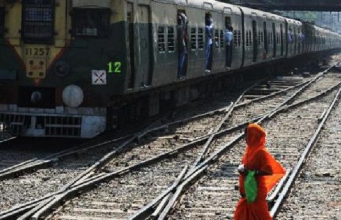 Tek rođena beba ispala iz voza na prugu