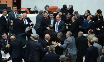 Ponovo tuča u turskom parlamentu (VIDEO)