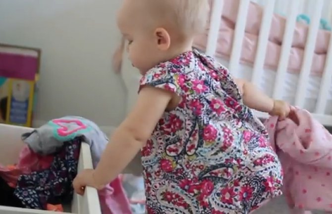 Kad ćerkica ''pomaže'' mami u kućnim poslovima (VIDEO)