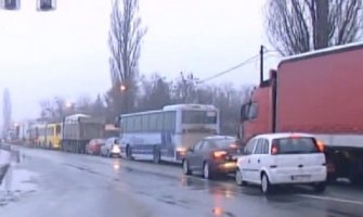 Sudar kombija i šlepera,  blokiran Zrenjaninski put