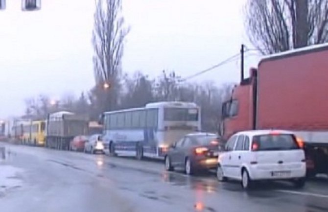 Sudar kombija i šlepera,  blokiran Zrenjaninski put