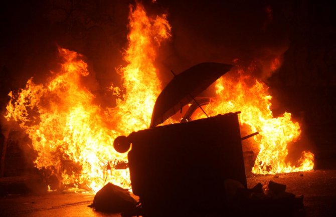  Atina: Demonstranti zapalili na desetine automobila