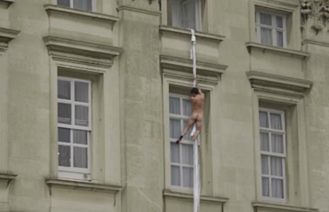 Goli muškarac niz čaršav bježi iz Bakingemske palate (VIDEO)