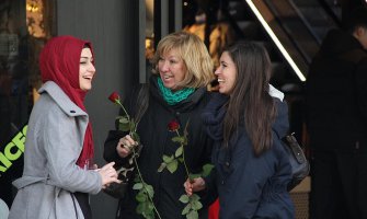 Muslimani u evropskim gradovima dijelili ruže