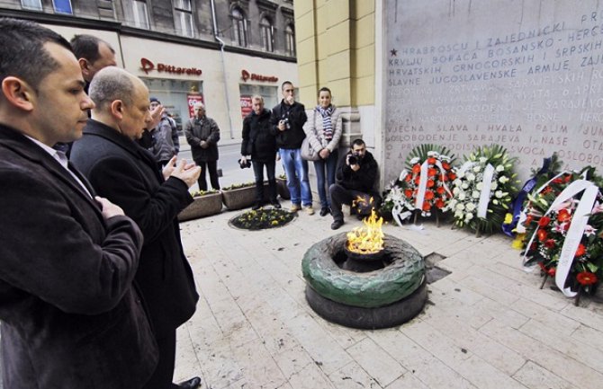 Dan nezavisnosti BiH: Položeno cvijeće na spomen-obilježju Vječna vatra