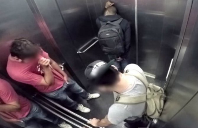  Kad dijareja uhvati u liftu! (VIDEO)
