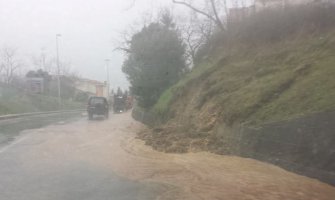 Crveni meteoalarm,brojni putevi zatvoreni za saobraćaj (FOTO) 