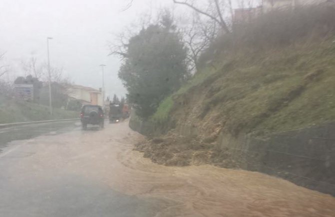 Crveni meteoalarm,brojni putevi zatvoreni za saobraćaj (FOTO) 