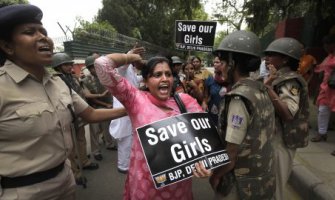 Uznemirajuće fotografije:Linčovali osumnjičenog za silovanje