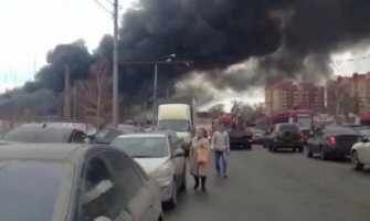 U požaru u tržnom centru poginulo pet osoba, 25 pod ruševinama (Video)