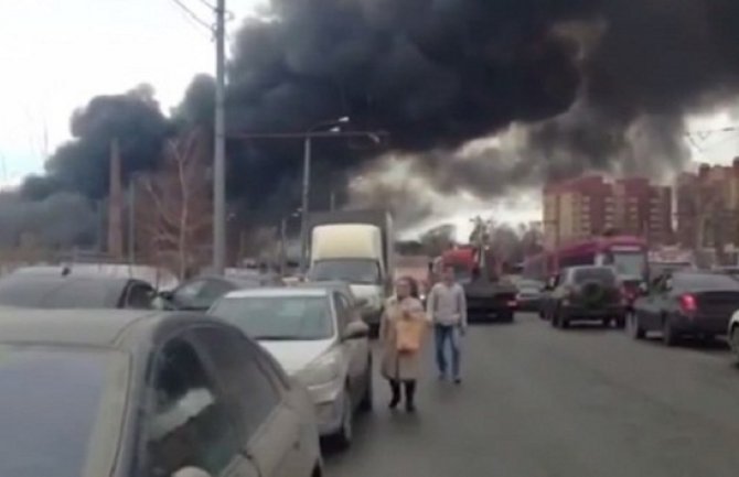U požaru u tržnom centru poginulo pet osoba, 25 pod ruševinama (Video)
