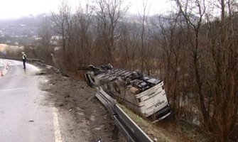 Požega: Prevrnuo se autobus podgoričkih registracija