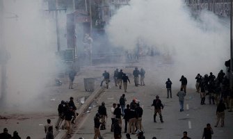 U sukobima policije i demonstranata poginula jedna, a povrijeđeno deset osoba