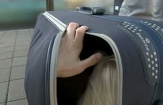 Pokušao suprugu da prošvercuje u koferu