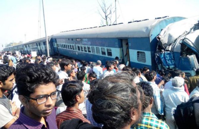 Indija: Voz iskočio iz šina, 26 mrtvih